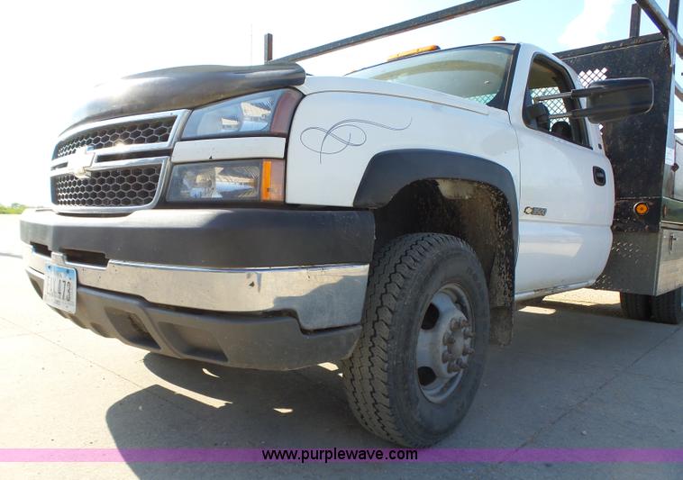 image for item K2221 2005 Chevrolet Silverado 3500 flatbed pickup truck