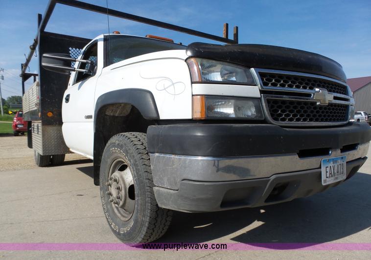 image for item K2221 2005 Chevrolet Silverado 3500 flatbed pickup truck