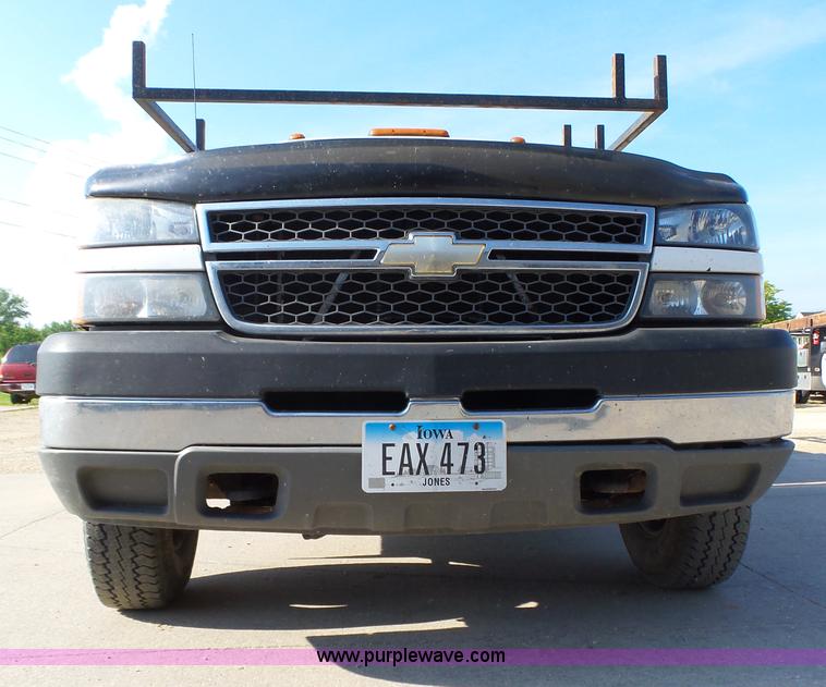 image for item K2221 2005 Chevrolet Silverado 3500 flatbed pickup truck