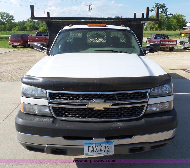 image for item K2221 2005 Chevrolet Silverado 3500 flatbed pickup truck