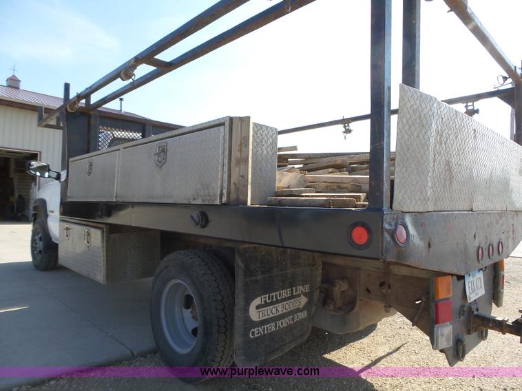 image for item K2221 2005 Chevrolet Silverado 3500 flatbed pickup truck