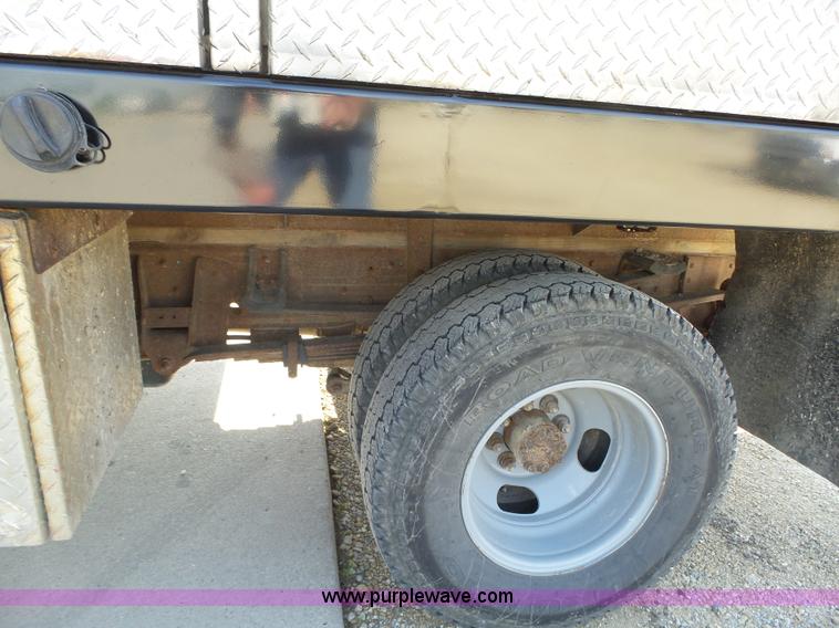 image for item K2221 2005 Chevrolet Silverado 3500 flatbed pickup truck