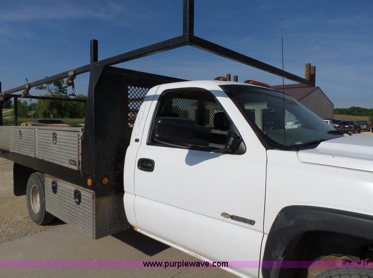 image for item K2221 2005 Chevrolet Silverado 3500 flatbed pickup truck