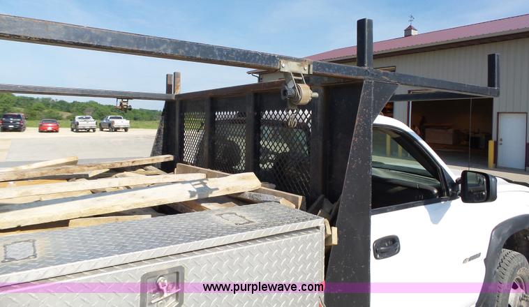 image for item K2221 2005 Chevrolet Silverado 3500 flatbed pickup truck