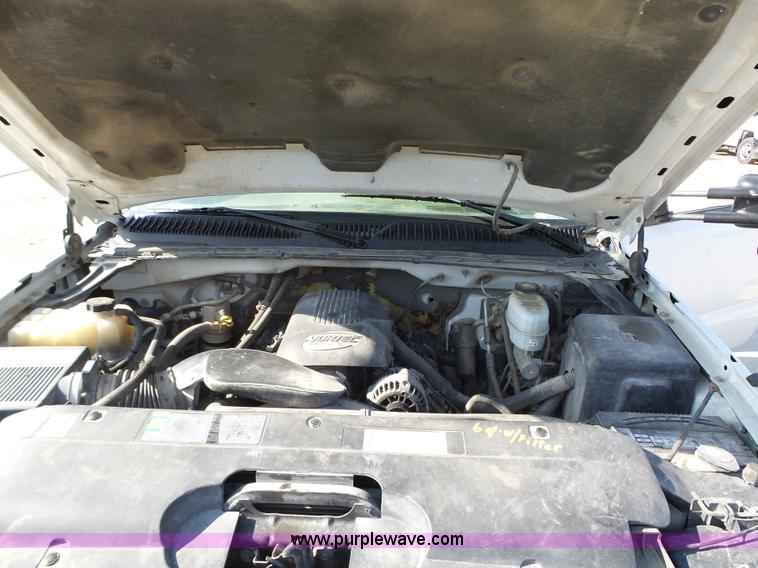 image for item K2221 2005 Chevrolet Silverado 3500 flatbed pickup truck