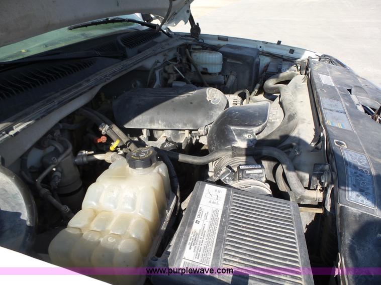 image for item K2221 2005 Chevrolet Silverado 3500 flatbed pickup truck