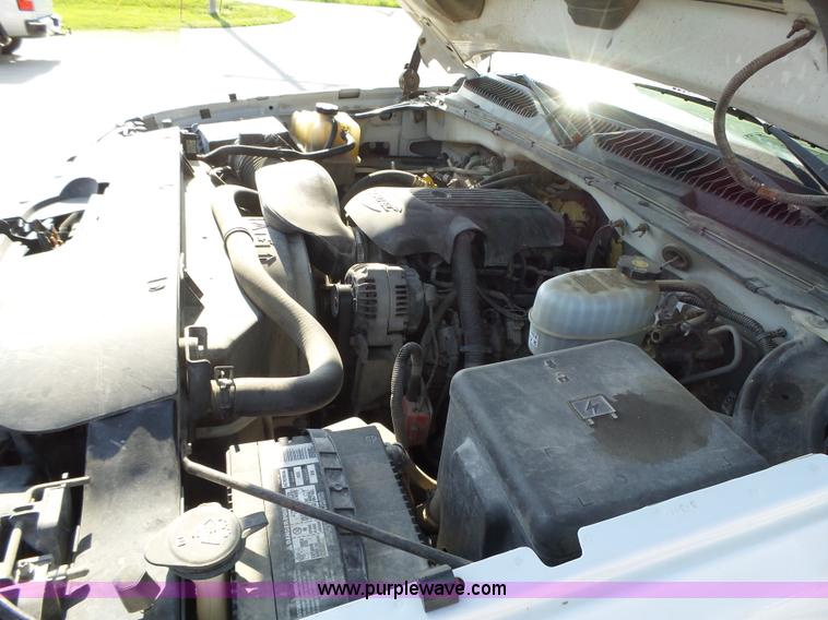 image for item K2221 2005 Chevrolet Silverado 3500 flatbed pickup truck