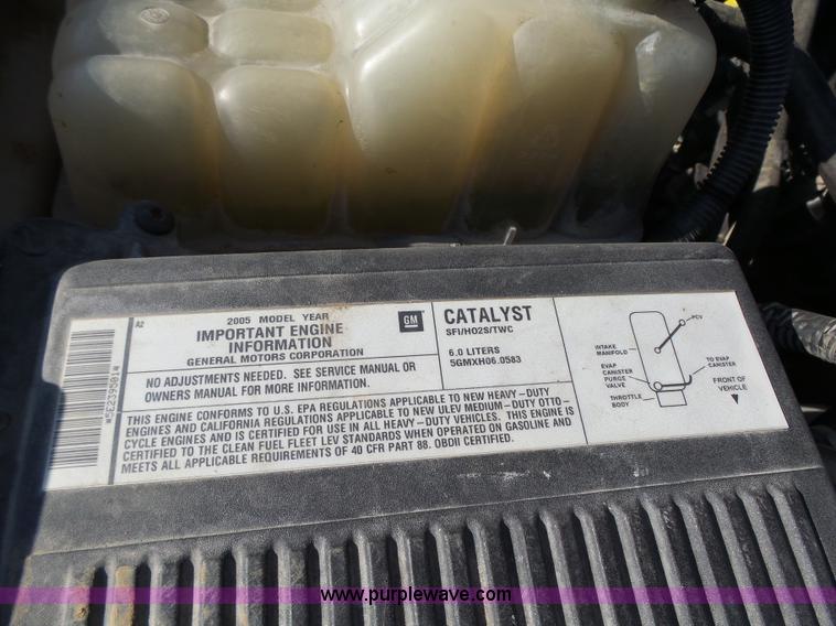 image for item K2221 2005 Chevrolet Silverado 3500 flatbed pickup truck