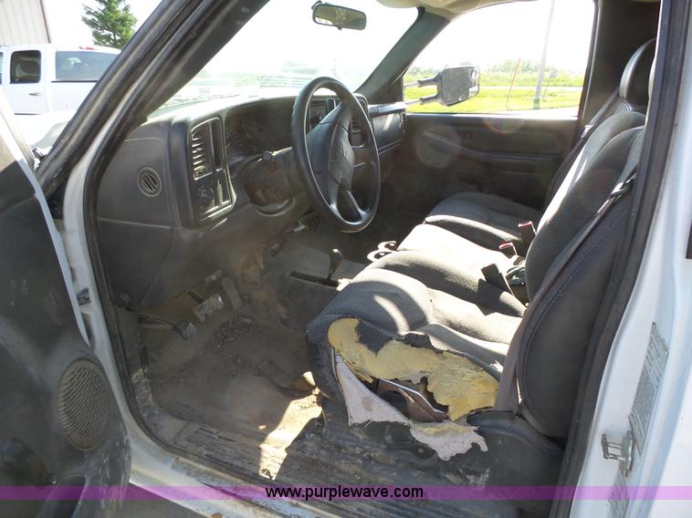 image for item K2221 2005 Chevrolet Silverado 3500 flatbed pickup truck