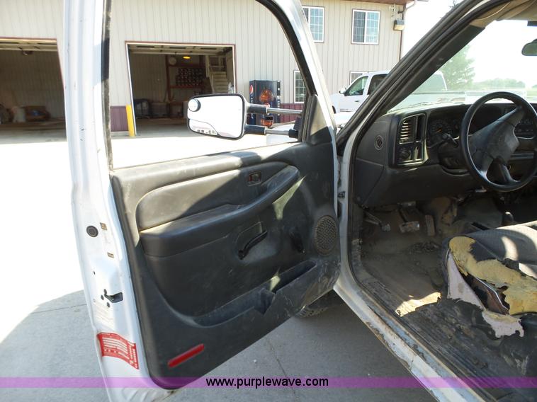 image for item K2221 2005 Chevrolet Silverado 3500 flatbed pickup truck