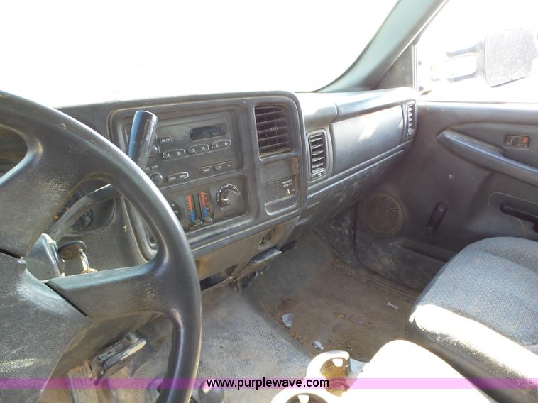 image for item K2221 2005 Chevrolet Silverado 3500 flatbed pickup truck