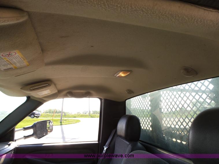 image for item K2221 2005 Chevrolet Silverado 3500 flatbed pickup truck