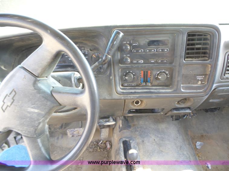 image for item K2221 2005 Chevrolet Silverado 3500 flatbed pickup truck