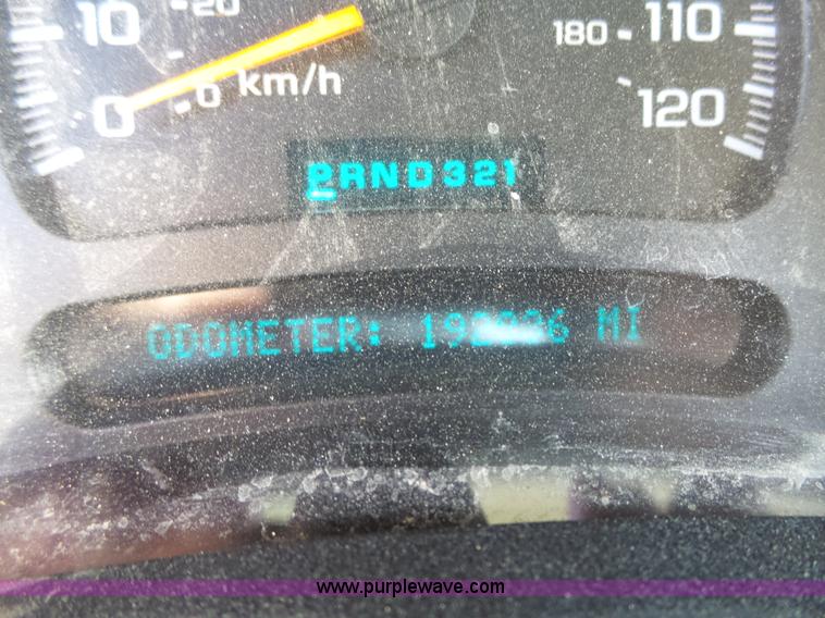 image for item K2221 2005 Chevrolet Silverado 3500 flatbed pickup truck