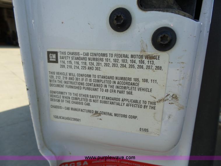 image for item K2221 2005 Chevrolet Silverado 3500 flatbed pickup truck