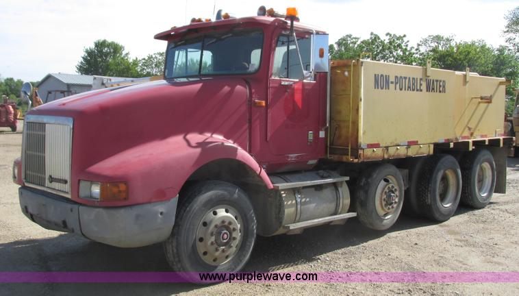 image for item K4705 1993 International 9400 tank truck