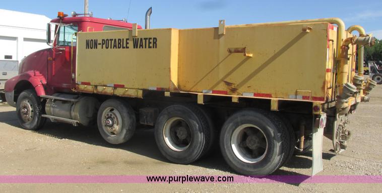 image for item K4705 1993 International 9400 tank truck