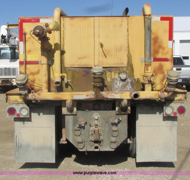 image for item K4705 1993 International 9400 tank truck