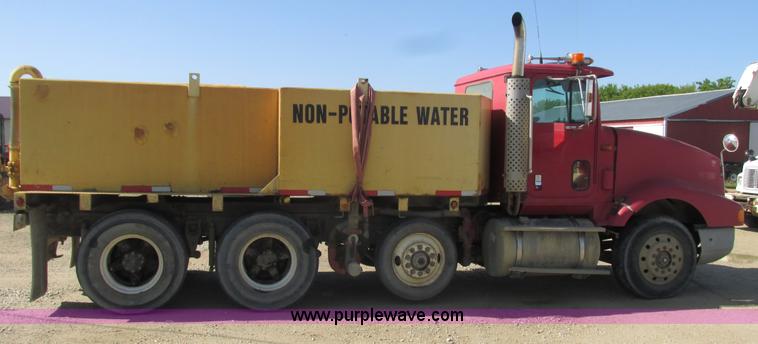 image for item K4705 1993 International 9400 tank truck