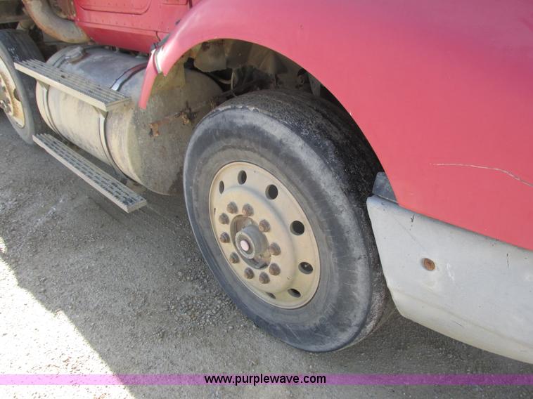 image for item K4705 1993 International 9400 tank truck