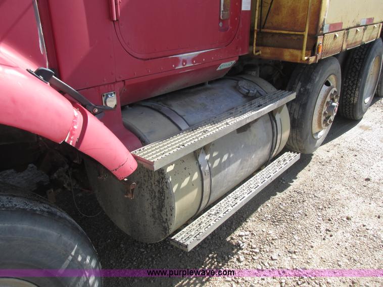 image for item K4705 1993 International 9400 tank truck