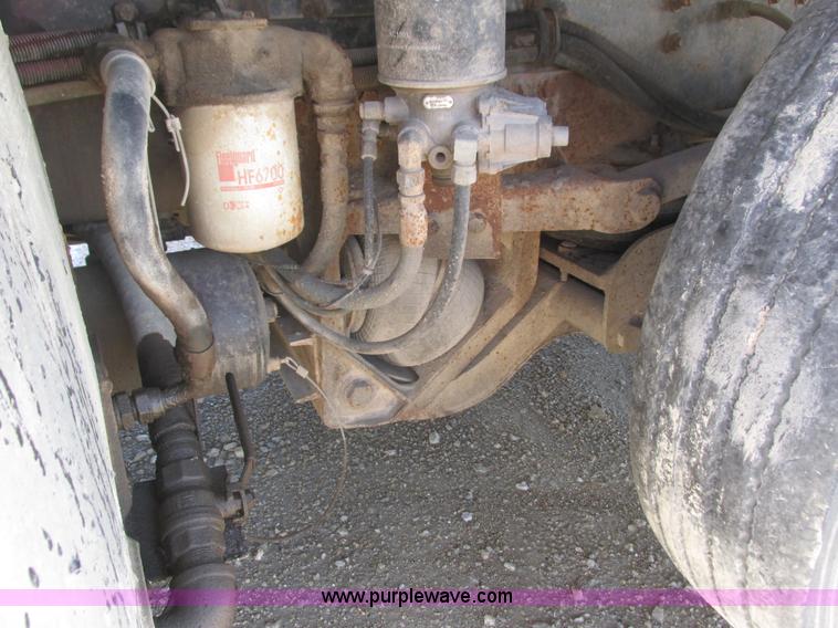 image for item K4705 1993 International 9400 tank truck