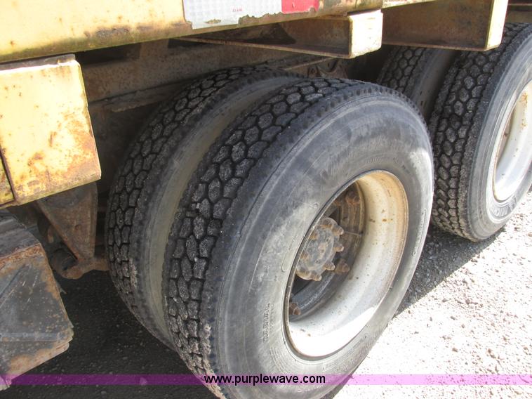 image for item K4705 1993 International 9400 tank truck