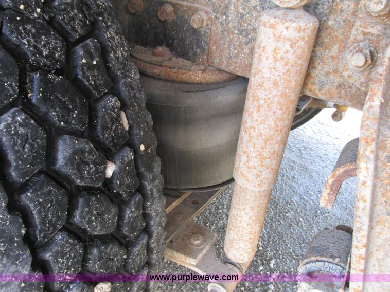 image for item K4705 1993 International 9400 tank truck