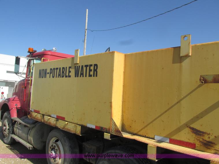 image for item K4705 1993 International 9400 tank truck