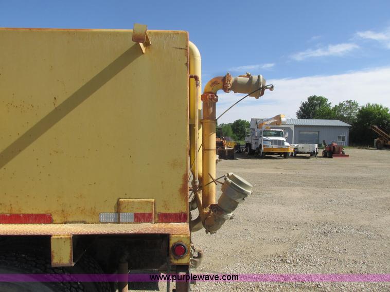 image for item K4705 1993 International 9400 tank truck
