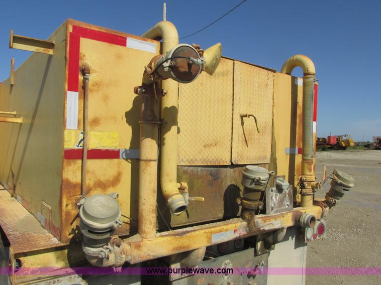 image for item K4705 1993 International 9400 tank truck