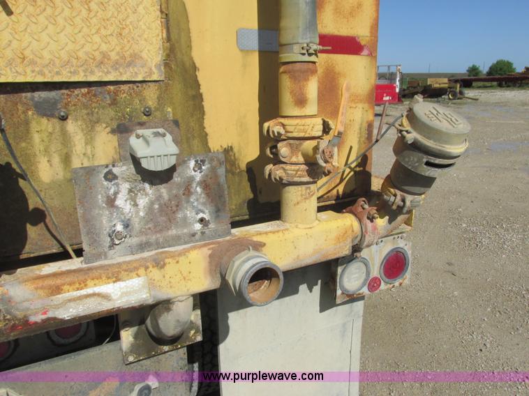 image for item K4705 1993 International 9400 tank truck