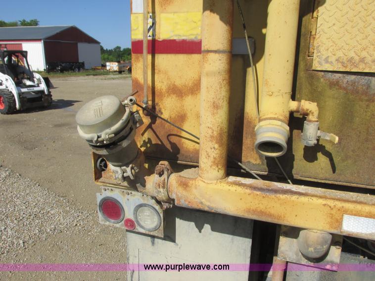 image for item K4705 1993 International 9400 tank truck