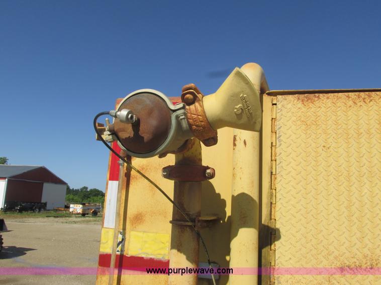 image for item K4705 1993 International 9400 tank truck