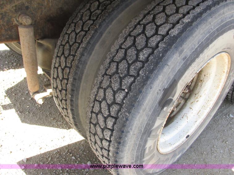 image for item K4705 1993 International 9400 tank truck