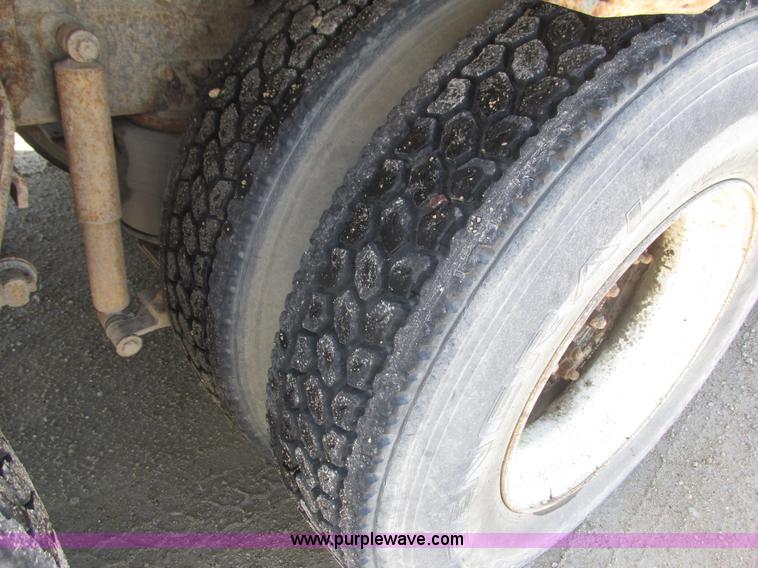 image for item K4705 1993 International 9400 tank truck