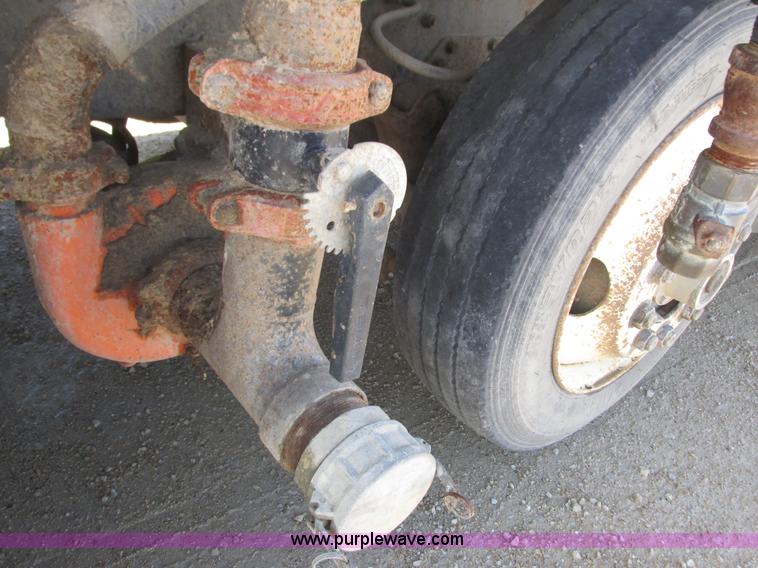 image for item K4705 1993 International 9400 tank truck