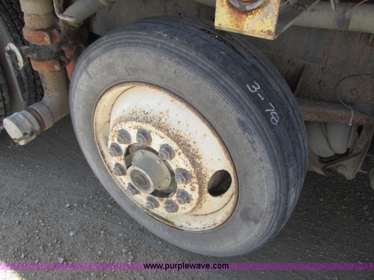 image for item K4705 1993 International 9400 tank truck