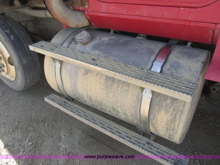 image for item K4705 1993 International 9400 tank truck