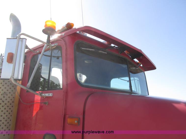 image for item K4705 1993 International 9400 tank truck