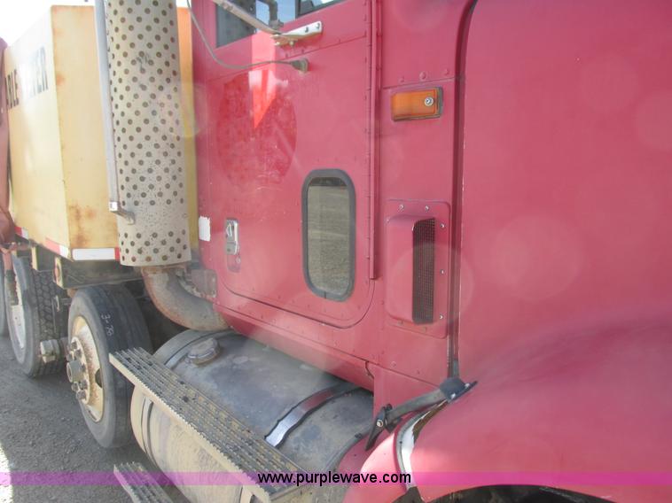 image for item K4705 1993 International 9400 tank truck