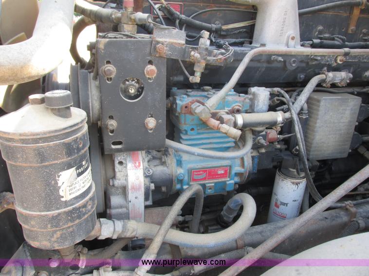 image for item K4705 1993 International 9400 tank truck