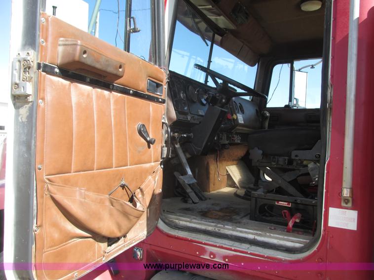 image for item K4705 1993 International 9400 tank truck