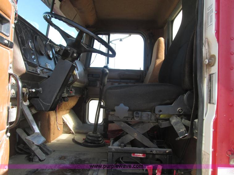 image for item K4705 1993 International 9400 tank truck