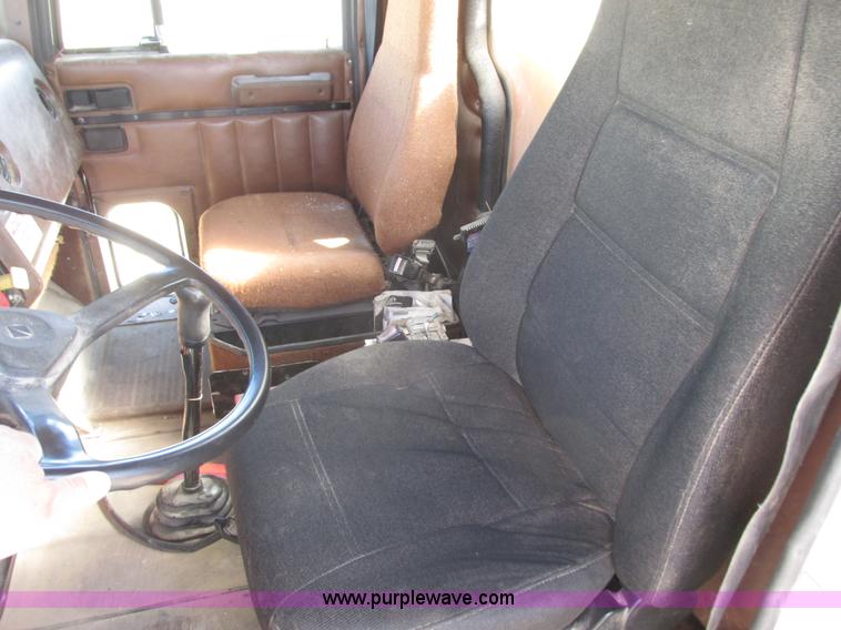 image for item K4705 1993 International 9400 tank truck