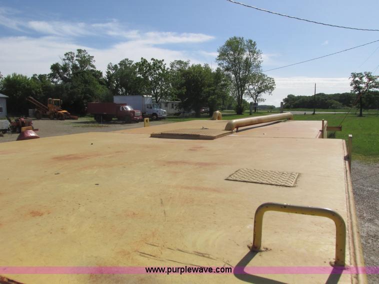 image for item K4705 1993 International 9400 tank truck