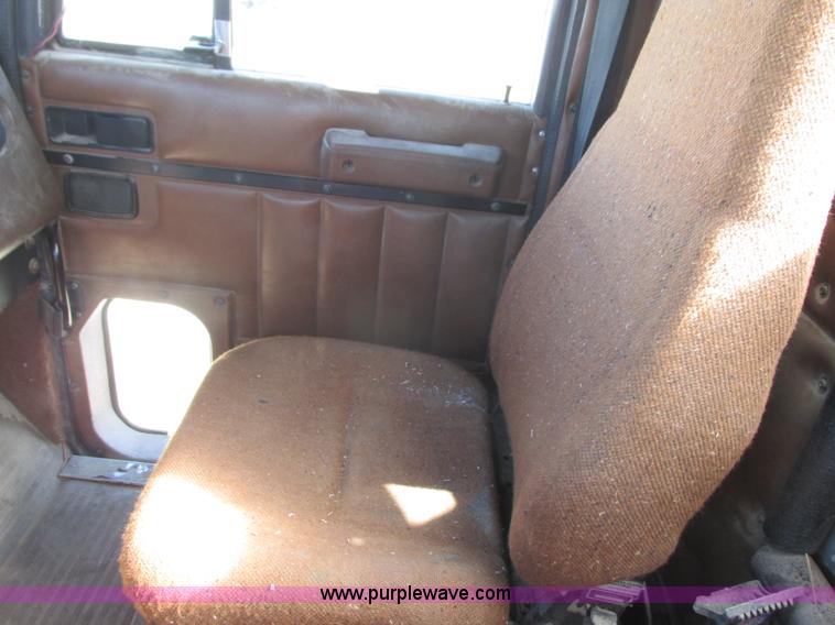 image for item K4705 1993 International 9400 tank truck