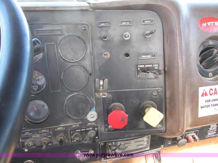 image for item K4705 1993 International 9400 tank truck