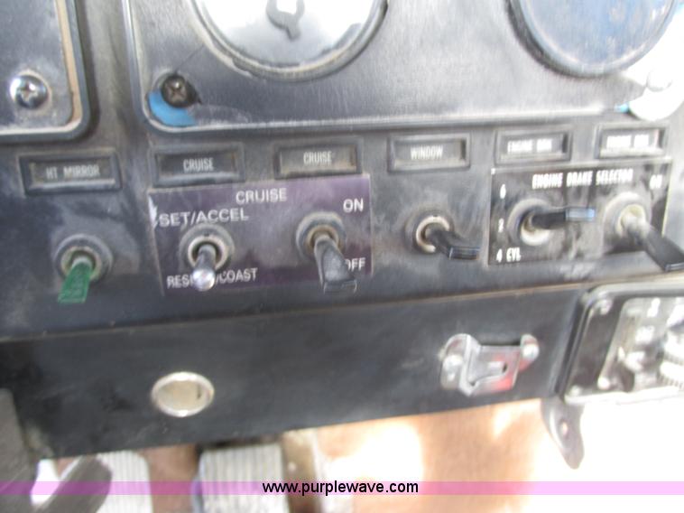 image for item K4705 1993 International 9400 tank truck