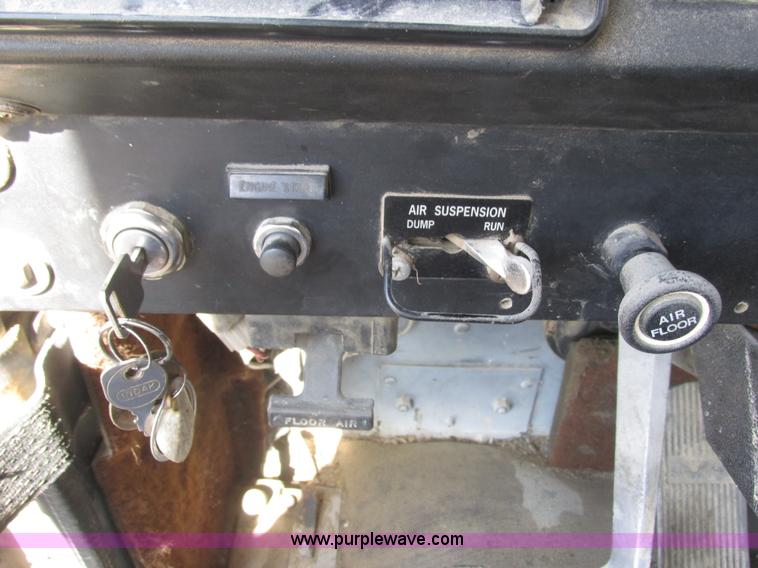 image for item K4705 1993 International 9400 tank truck